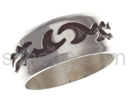 Ring mit Tribalmotiv