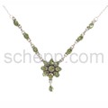 Collier mit Peridoten, Facettenschliff, leicht